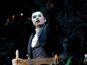 他在梦中出现吟唱旋律,轻轻呼唤我从未离去是谁