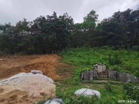 烈士墓碑的人不仅侮辱革命烈士,更是对历史伤害